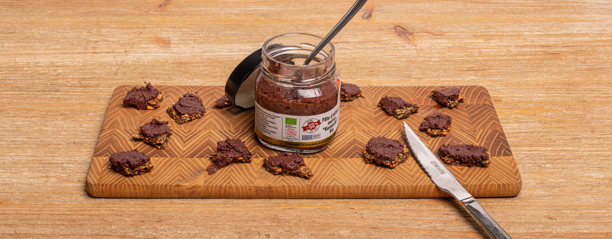 Pâte d’olives noires grecques bio et crackers, représentant notre sélection de produits à base d’olives